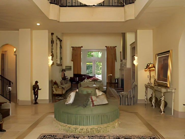 1024-britney-spears-2007-the-summit-house-photos-primary-2