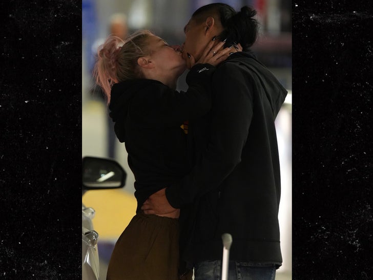 050a35878f7d47a9bb9a5e15cad58f8c_md 0418-Ariana-Madix-Kissing-Making-Out-LAX-photos-primary-4