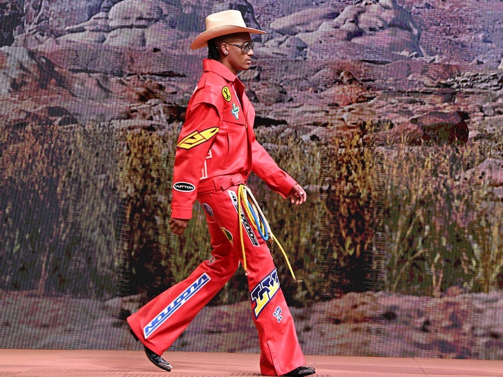 072207faf2e04c74a2736e674dbff191_md 0117-Pharrell-Williams-Louis-Vuitton-Fashion-Runway-Cowboy-Photos-primary-4