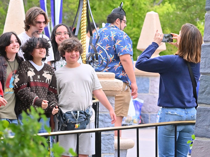 07733cd816914a5b9860c1ed7642e8a8_md jennifer garner disneyland