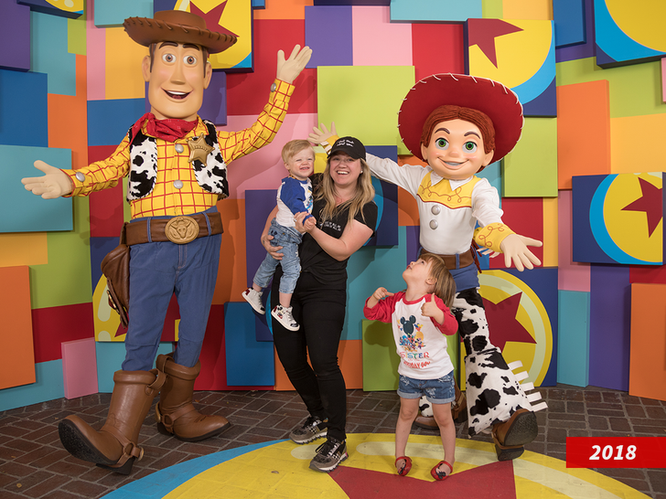 Kelly Clarkson and kids