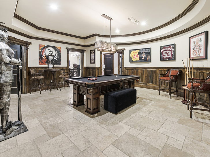 1219-kim-zolciak-kroy-biermann-georgia-house-photos-primary-10