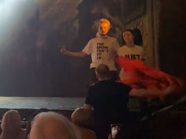 100423-les-miserables-protest-1