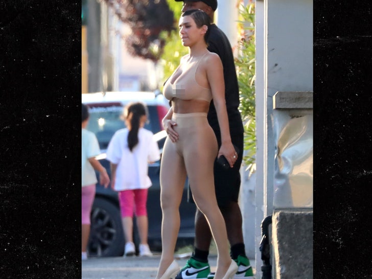 0825 Bianca Censori bacgrid 3