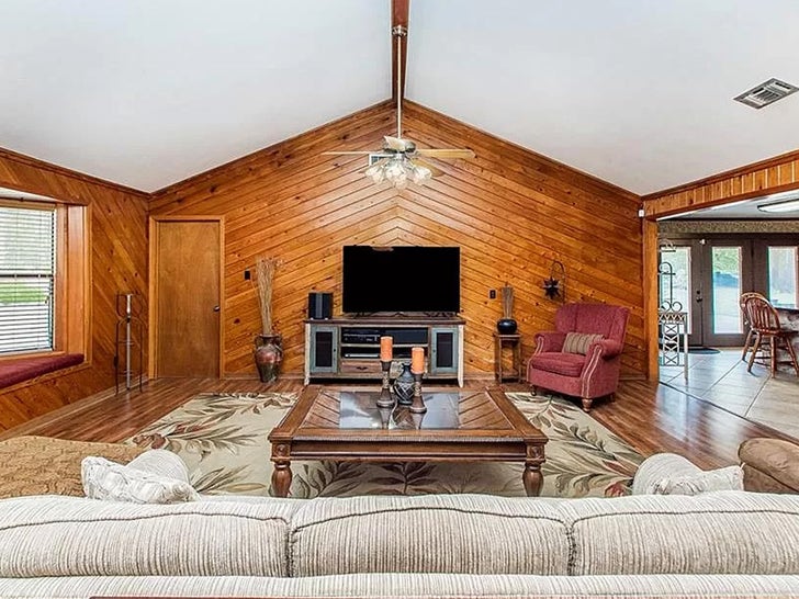 1101-Britney-Spears-Childhood-Home-In-Louisiana-For-Sale-primary-3