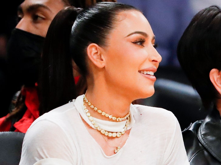11cd1df4b85d477fb8db8a17fa58862d_md kim kardashian at lakers game
