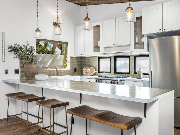 0414-Bradley-Cooper-Venice-Beach-House-Photos-primary-4