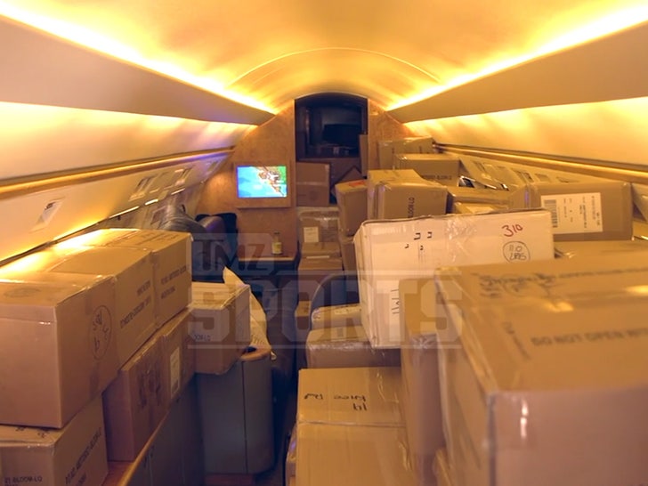 101523_mayweather-sg-boxesonplane