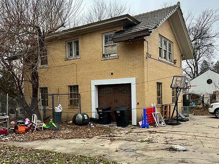 184e3b08522c4b68abe867810e6a64c1_md 0504-aretha-franklin-childhood-home-photos-primary-2