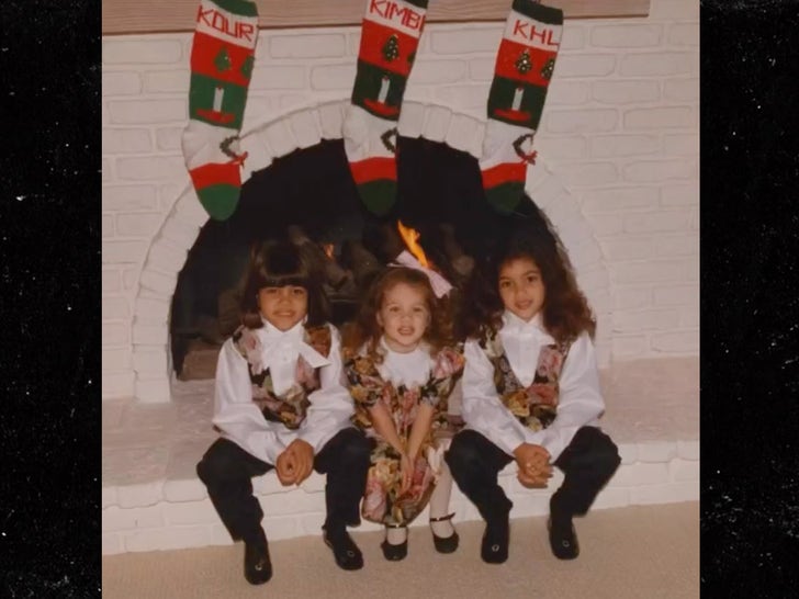 1bd792bb8549430f81adcff571a52585_md 1220-kardashians-throwback-christmas-photos-primary