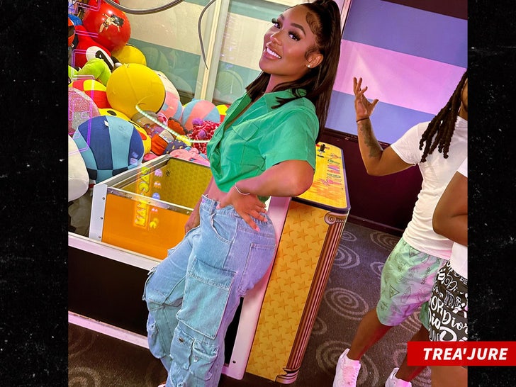 1bf2001bacd54f4a97eb330d045cfafc_md Trea'Jure