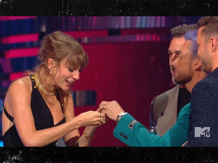 091223-nsync-taylor-swift-bracelets-1