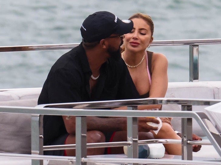 20dba67d9cb04f2dbe89753ff21a6e63_md 0411-larsa-pippen-marcus-jordan-PDA-yacht-photos-primary-2