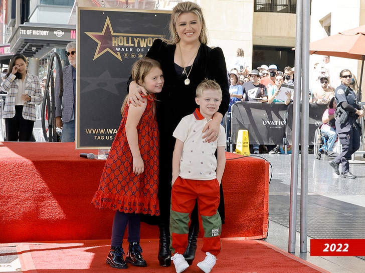 229057173a554df8aa9c8d8cc46c5dba_md kelly clarkson family