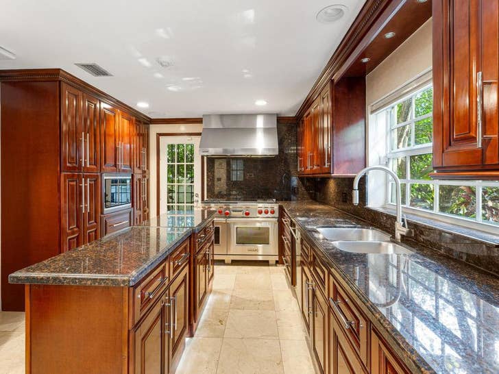 24eef04ba20046c7af757dd898494e7b_md Josh Flagg Scoops Up Miami Beach Home Photos0004