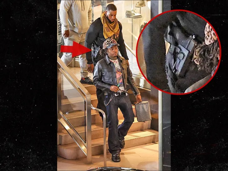 gunna shopping bodyguard with visible guns bg 4