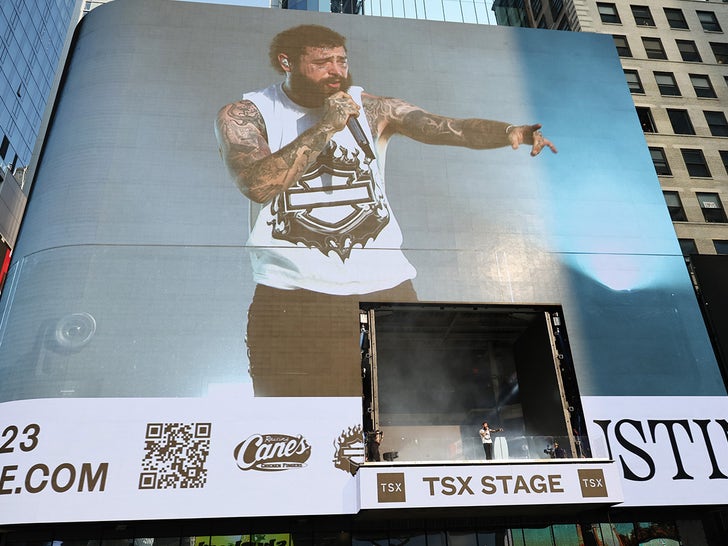 277d18a92cf94e51b9bce09a97b49ccd_md Post Malone's Pop-Up Concert In Times Square