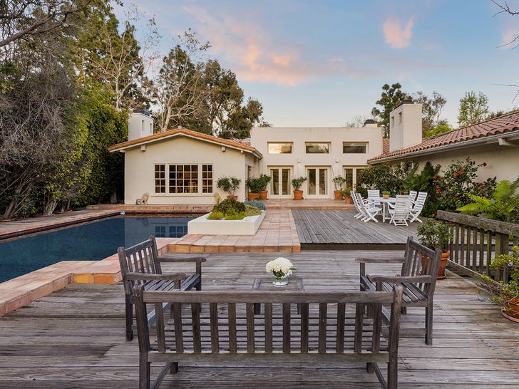 28086b203b2c4a0498e9353371ddd9e8_md 0418-Angela-Lansbury-Pool-Sub