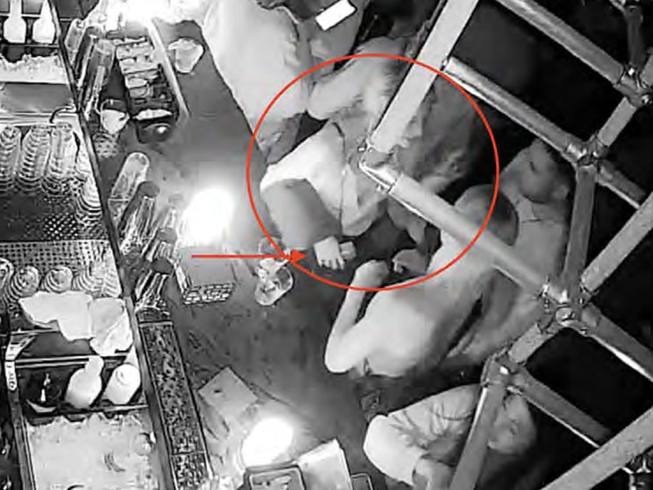 28c50fa3ec484339bf4bad101a8d0bb8_md 0419 CHELSEA MERCANTILE bar 4