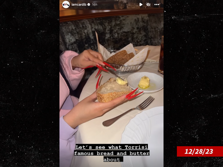 29d80b62090b4fff95702b50c61022f1_md cardi b