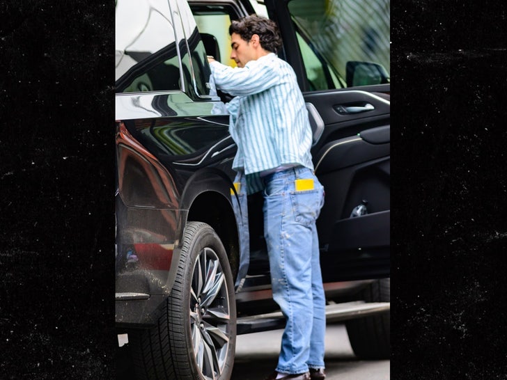 0926 Joe Jonas spends quality time with his daughter Willa backgrid 3