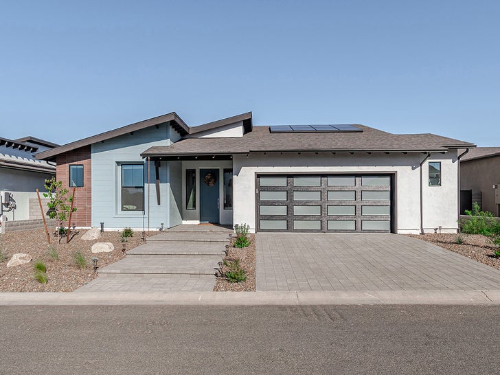 1101-Airbnb-Thanksgiving-Viral-Grandma-And-Jamal-primary-2