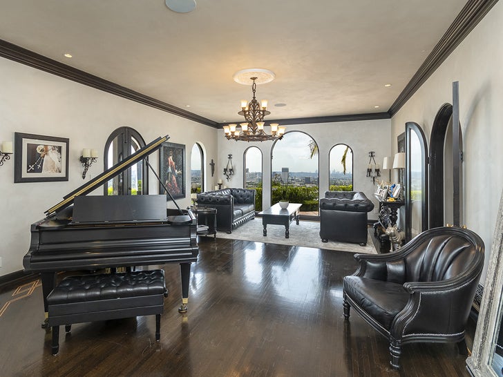 0412-mario-lopez-house-glendale-sold-primary-2