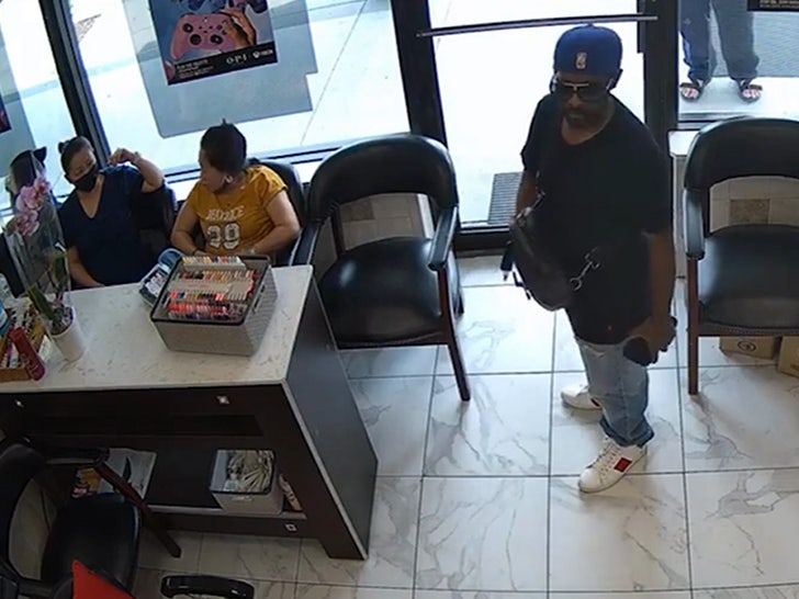 070723-ignored-robber-customers-primary-v2