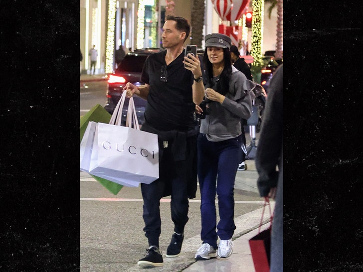 33be8aac22654992b0d5c4facfe42bb1_md paris hilton