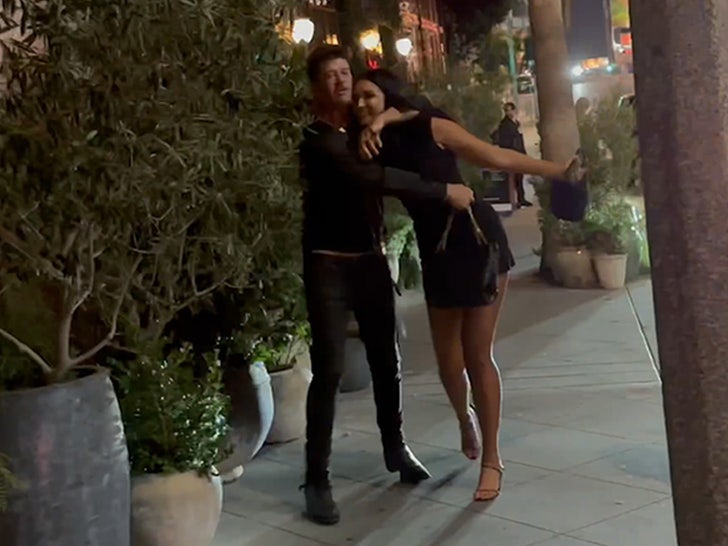 090823-robin-thicke-hug-primary