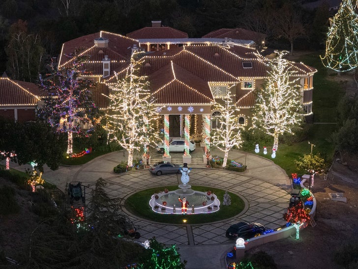 1207-jamie-foxx-house-christmas-lights-primary