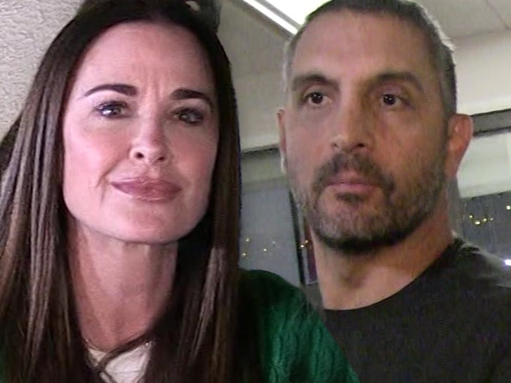 366eafc2fee84f3c856ad0b81f4e8588_md Mauricio Umansky kyle richards