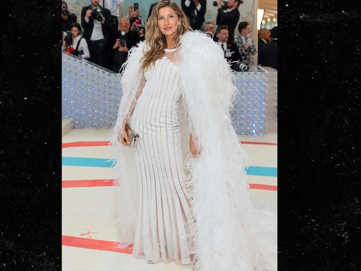 0501-Gisele-Bündchen-Met-Gala-Red-Carpet-sub-