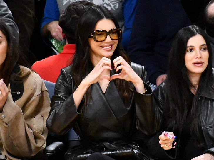0116-Kendall-Jenner-Hailey-Bieber-Courtside-Lakers-photos-primary-2
