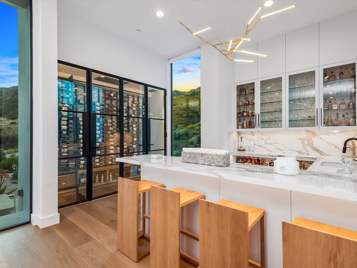 0602-Kaley-Cuoco-Sells-House-Sub1