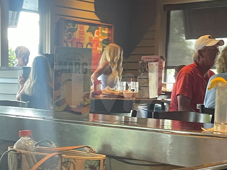 kim zolciak and kroy biermann at chilis with family tmz 2