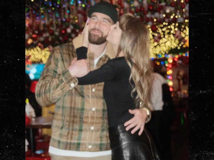 taylor swift and travis kelce kiss insta 1