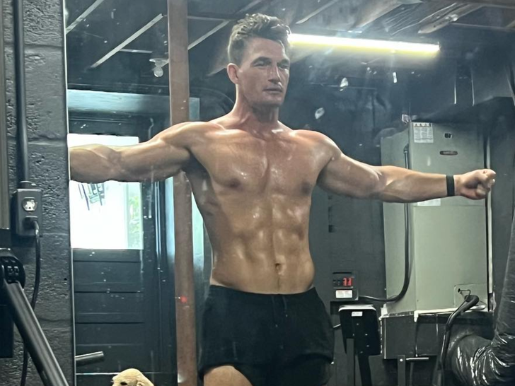 Tyler Cameron's Shirtless Shots