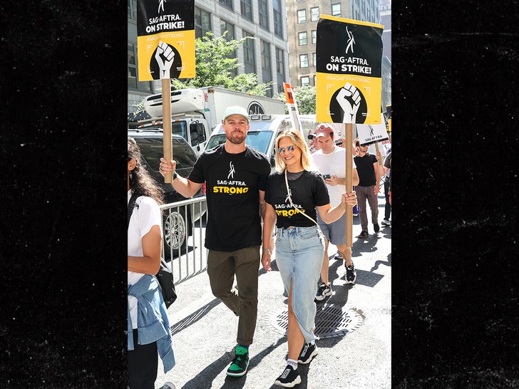 Stephen Amell and Cassandra Jean getty 1