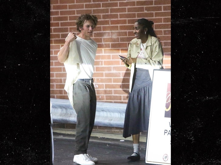 Jeremy allen white Ayo Edibiri