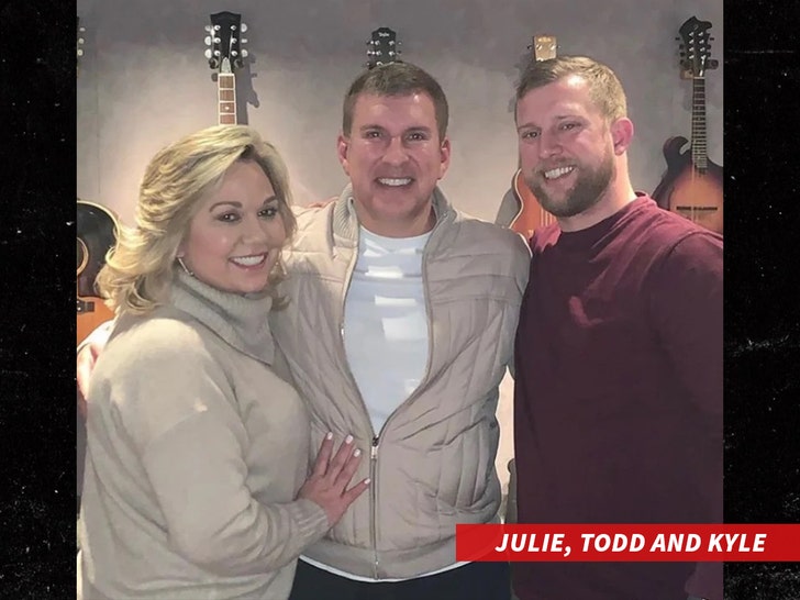 49fb54a8564046eea3f516391791d254_md julie and todd chrisley kyle no credit
