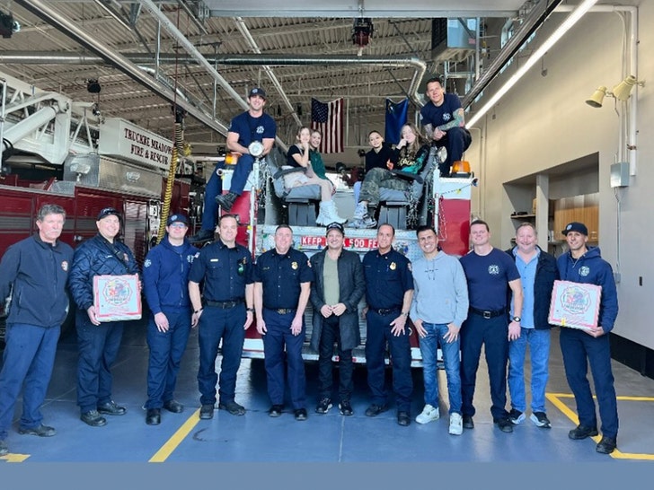 Jeremy Renner visiting hospital