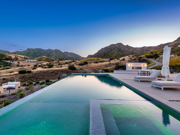 0602 Kaley Cuoco Sells House 0