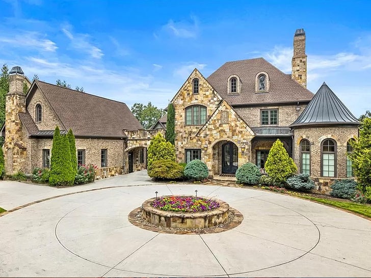 1219-kim-zolciak-kroy-biermann-georgia-house-photos-primary