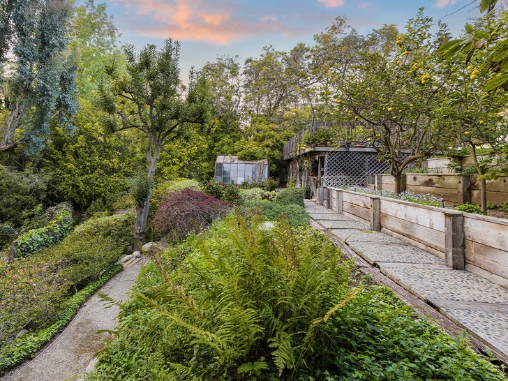 4ff5effaffbd416c867fe134ffe758bc_md 0418-Angela-Lansbury-Greenhouse-Sub-