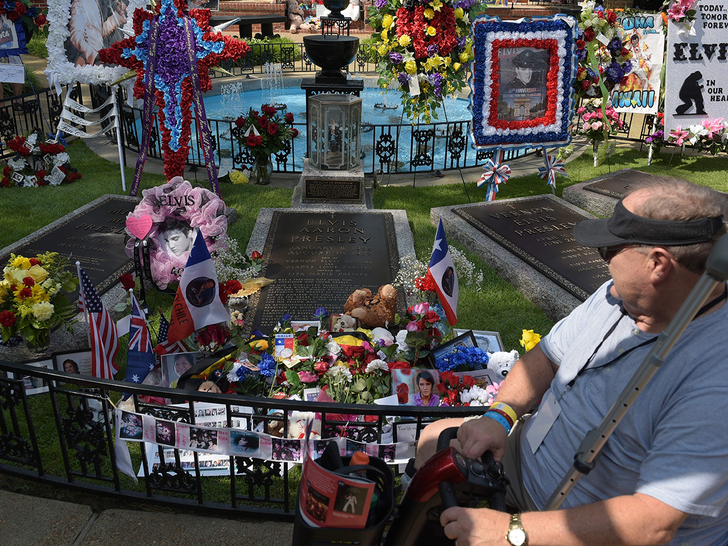 5028893de9f04eaea53e334ce313ade6_md Fans file past the grave of Elvis Presley in the Meditation Garden