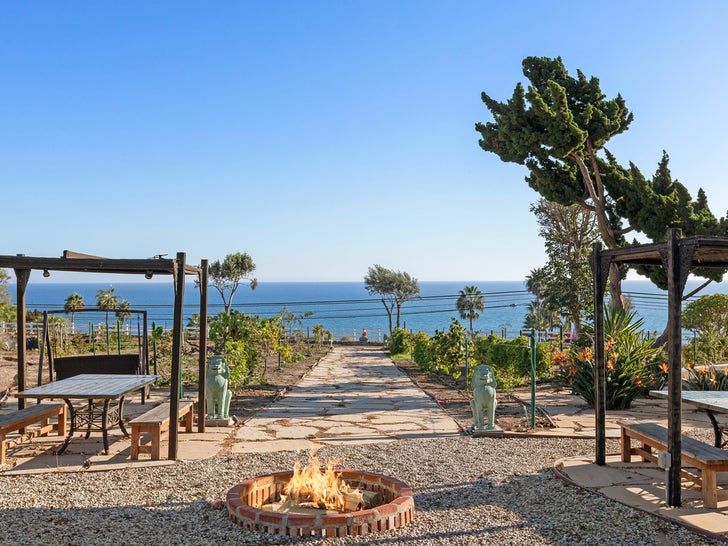 0905-Meghan-Harry-Malibu-House-Firepit-SUB