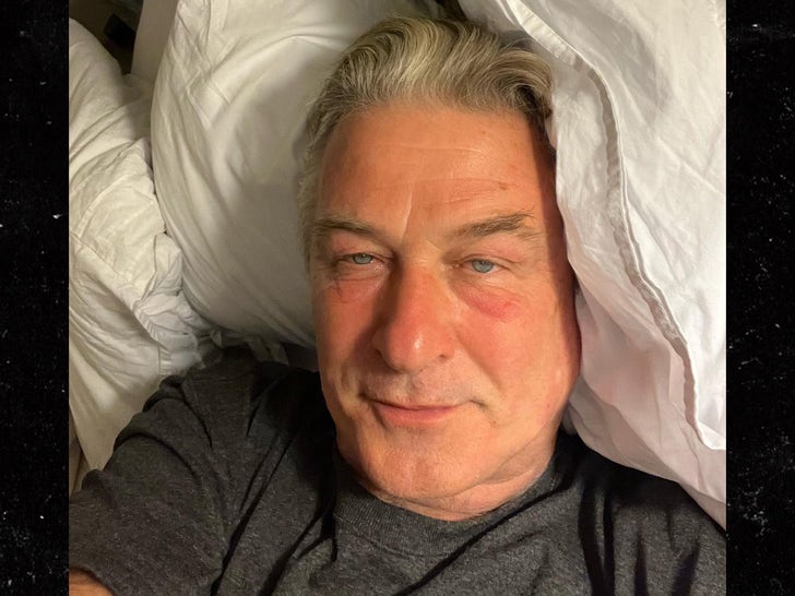 51e30b54d6014d1a9680503d8779f937_md Alec Baldwin With A Smooth Face