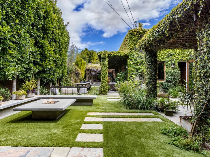 0509-bradley-cooper-venice-beach-house-photos-primary-3