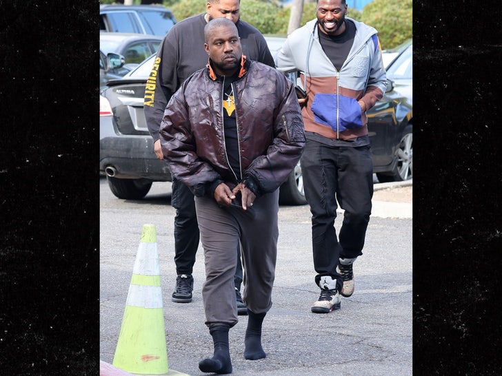 53dcca6359dc42a78546d825e355e552_md Kim and Kanye seen arriving at Saint's basketball game